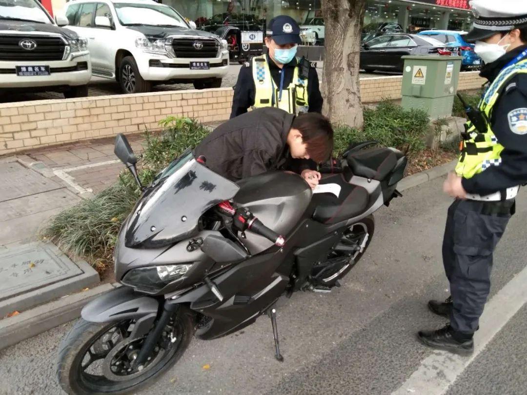 重庆与南宁，疫情报告与情况分析
